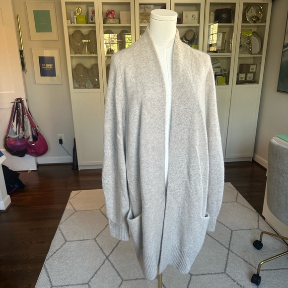 Like-New EUC VINCE Raglan Sleeve 100% Cashmere Cardigan in dove - Picture 3 of 13